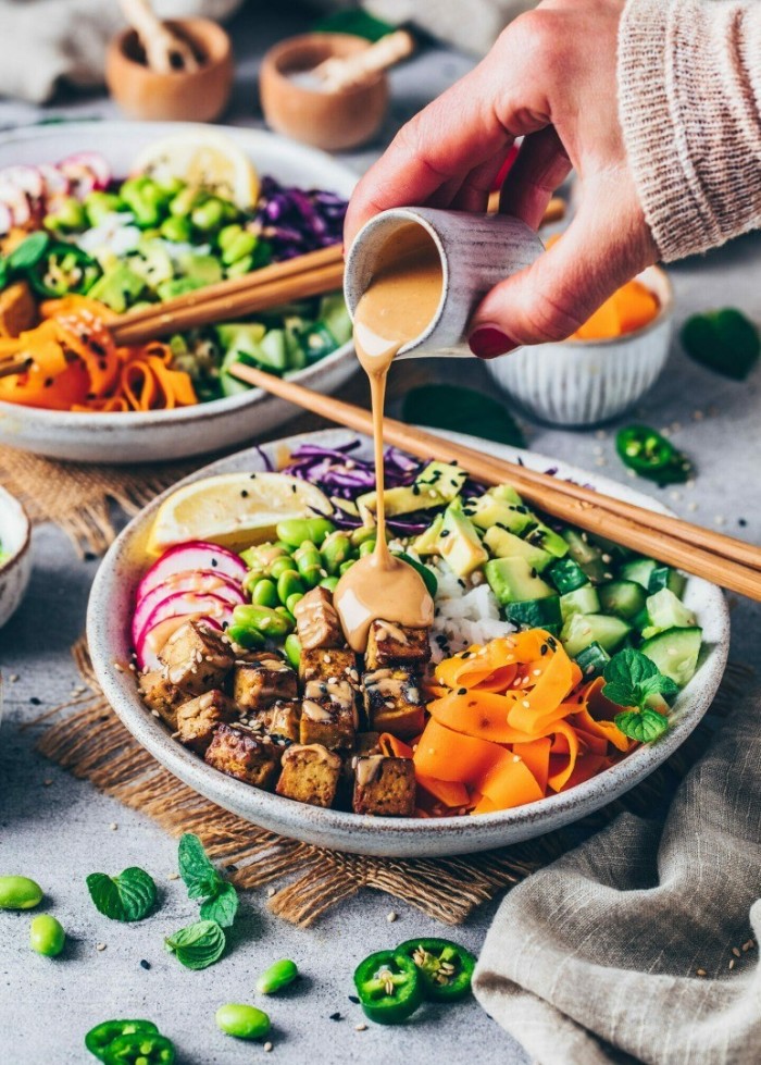 idees_recettes_vegan-poke-bowl-with-tofu-and-sauce-cocktail